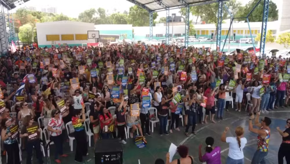 Professores de Fortaleza rejeitam proposta da prefeitura e mantêm paralisação por reajuste salarial